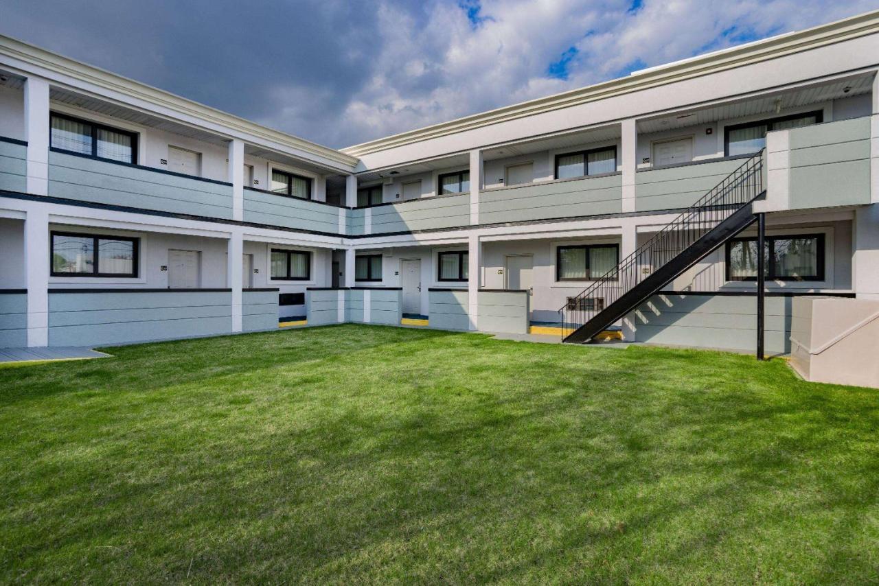 Super 8 By Wyndham Lindenhurst Exterior foto